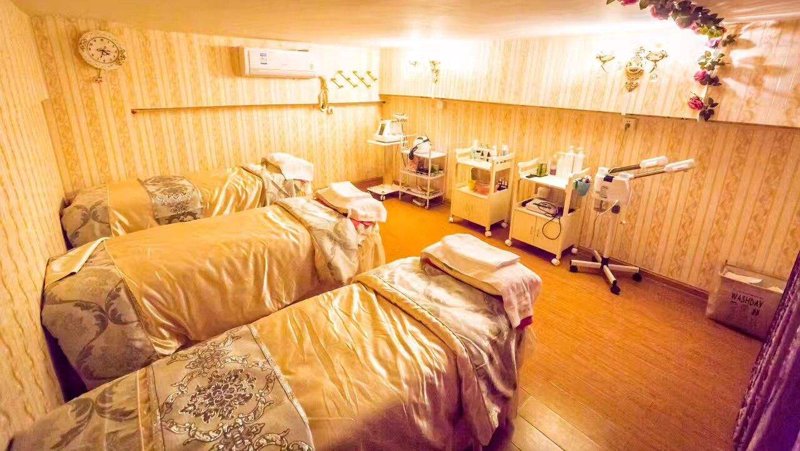 潮流发色新趋势：烫染造型重塑个性魅力