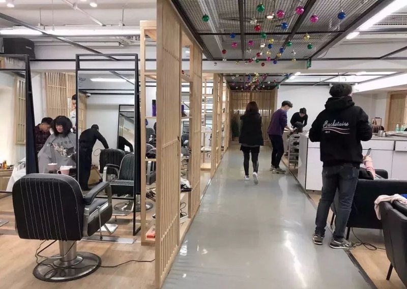 时尚新潮流：上海美发店引领城市美学